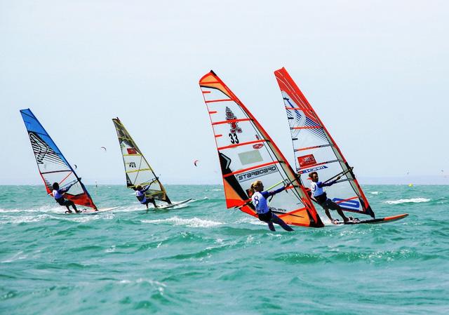 Vẻ đẹp của thiên nhiên hùng vĩ trong tranh cổ động bảo vệ môi trường truyền cảm hứng mạnh mẽ cho người xem