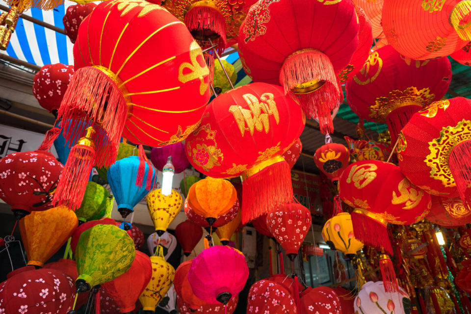 Tranh vẽ một gian hàng chợ Tết đơn giản với hoa đào và bánh chưng đặc trưng