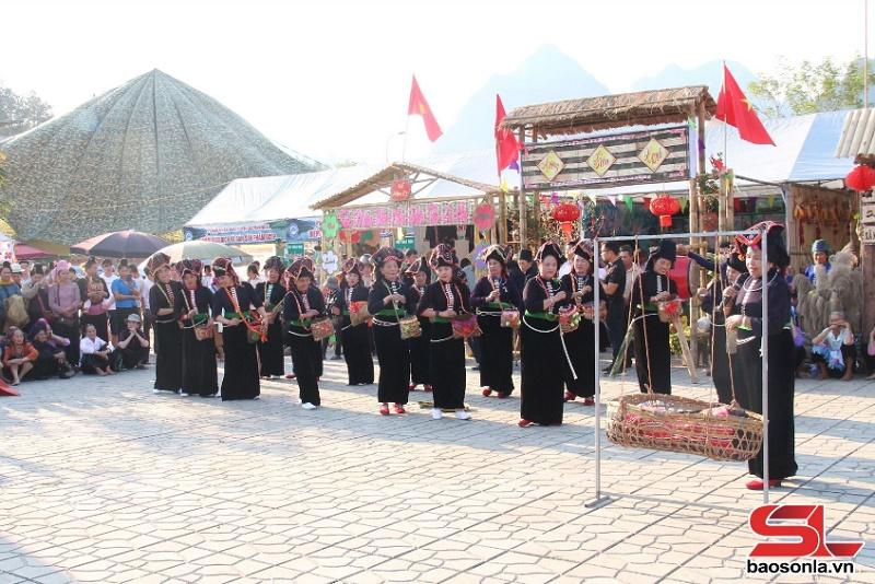 Tranh vẽ ngày tết đơn giản mô tả cảnh đua thuyền sôi nổi trên sông trong không khí lễ hội đầu xuân