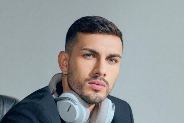 Cách vẽ cầu thủ bóng đá đơn giản với chi tiết khuôn mặt và mái tóc được thêm vào