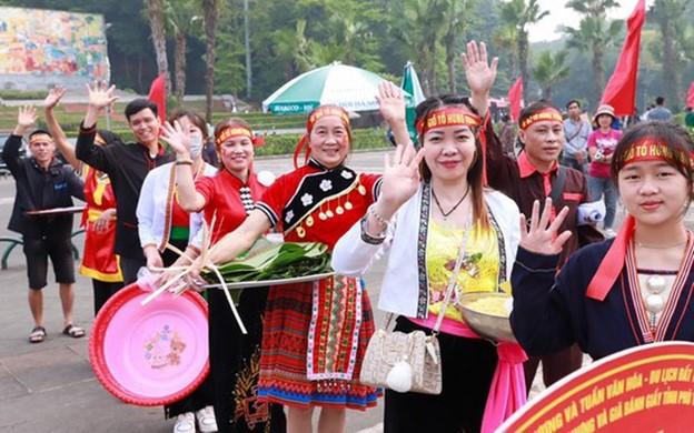Tranh vẽ lễ hội Đền Hùng với hình ảnh bánh chưng bánh dày thể hiện lòng biết ơn tổ tiên sâu sắc
