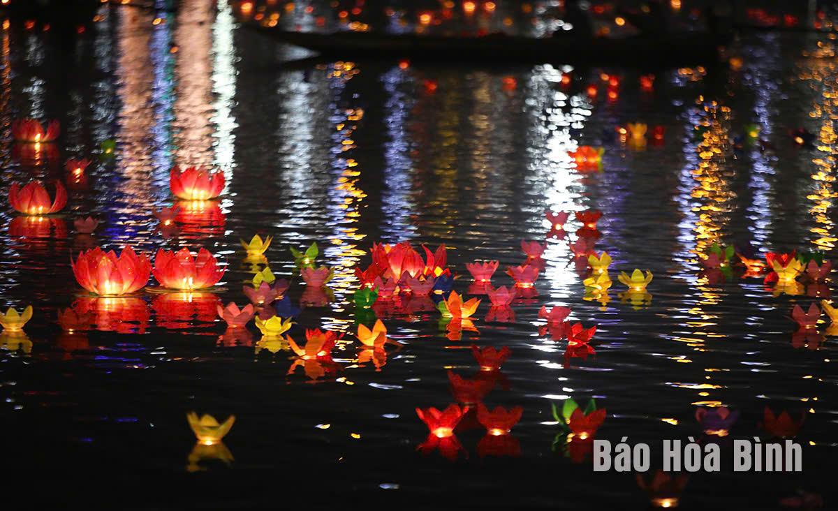 Tranh vẽ lễ hội thả đèn hoa đăng với hình ảnh cô gái thả đèn mang theo ước nguyện