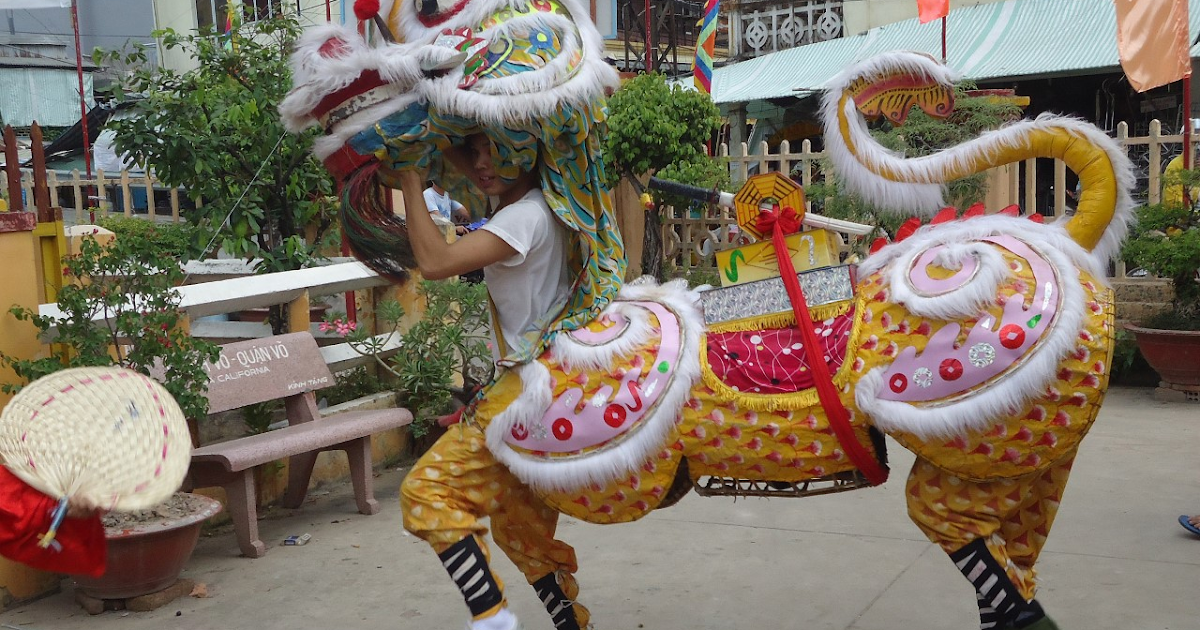 Tranh vẽ đội múa lân sư rồng biểu diễn ngày Tết ở sân đình làng quê