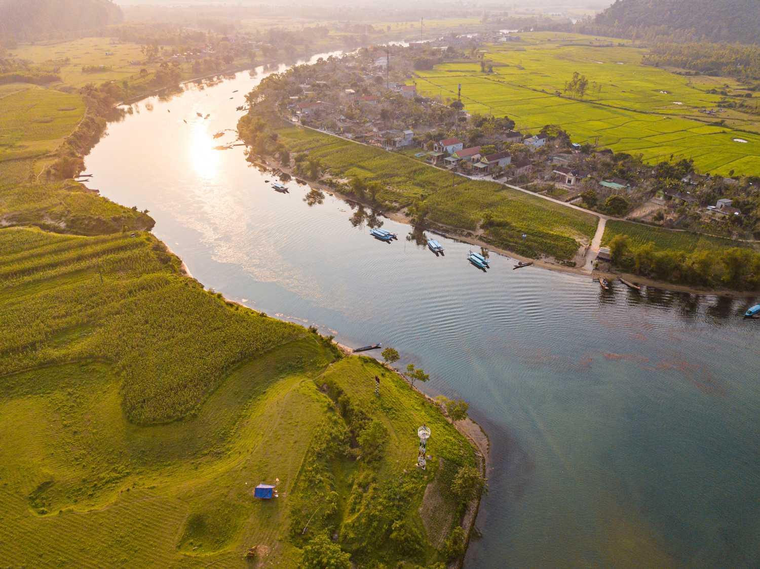 Khám Phá Vẻ Đẹp **Tranh Vẽ Phong Cảnh Đơn Giản** Dễ Thực Hiện Tranh vẽ phong cảnh đơn giản với dòng sông uốn lượn thơ mộng và cây cối hai bên bờ