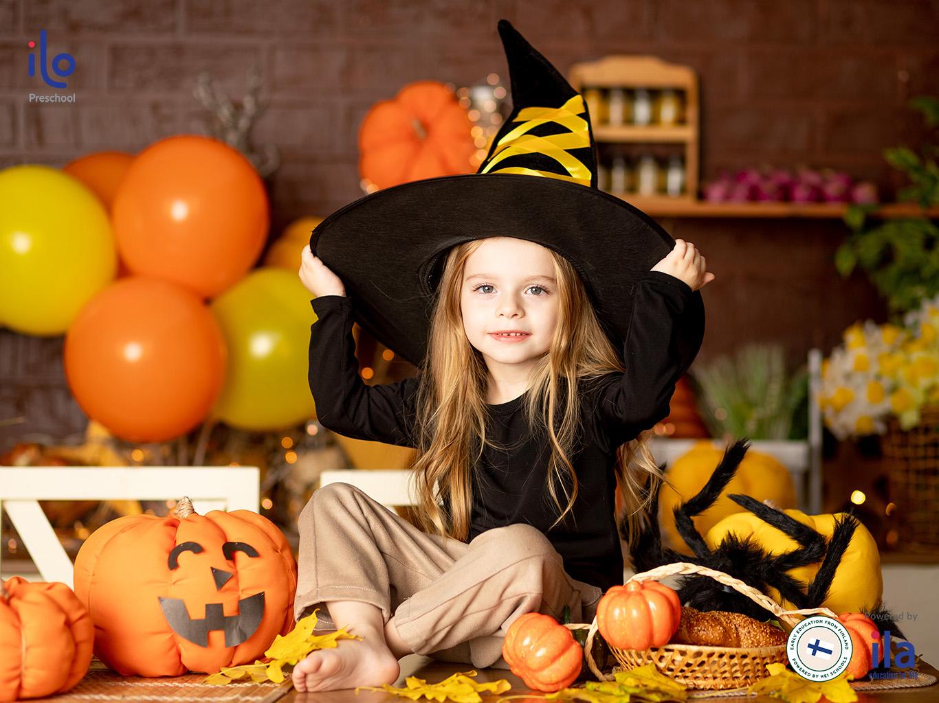 Bộ ba phù thủy, dơi và mèo đen trong tranh vẽ chủ đề lễ hội halloween đầy ma mị