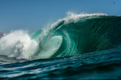 Chi tiết cách vẽ ngọn sóng biển đang xô vào bờ với nhiều bọt trắng xóa đơn giản, thể hiện sự chuyển động