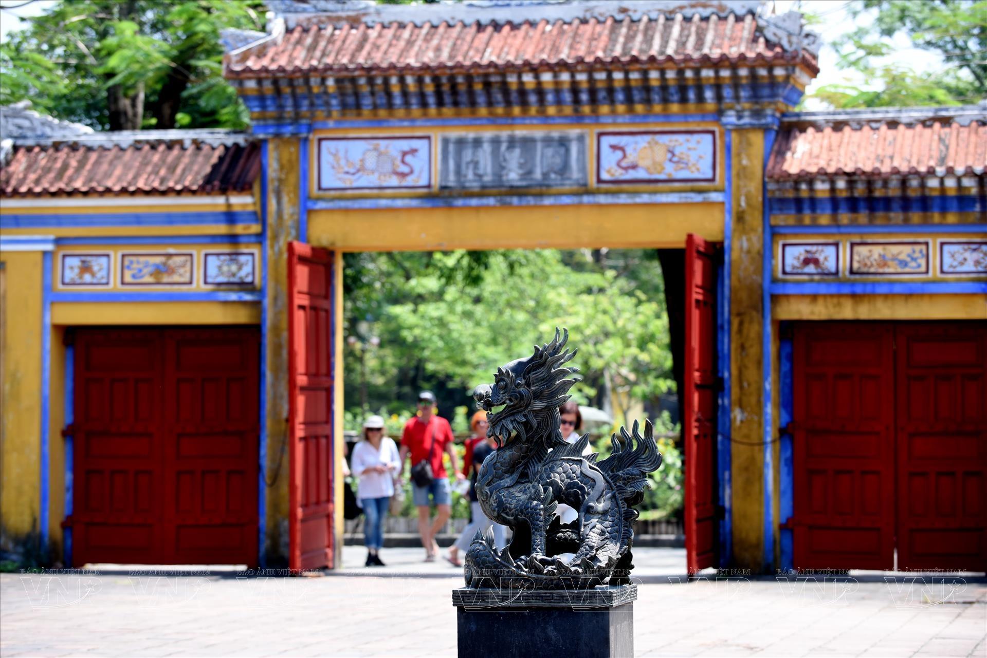 Kỹ thuật vẽ thân rồng Việt Nam uốn lượn mềm mại cùng vảy và móng vuốt đầy mạnh mẽ