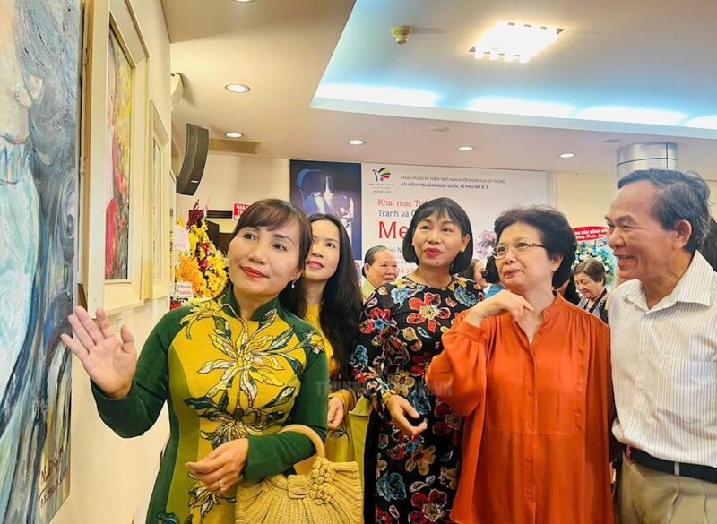 Tranh vẽ 8/3 chủ đề mẹ và con ấm áp tình mẫu tử thiêng liêng