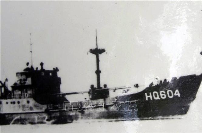 Vẻ Đẹp Bất Tận Trong Vẽ Tranh Biển Đảo Quê Hương Vẽ tranh biển đảo quê hương khắc họa người lính hải quân Việt Nam hiên ngang đứng gác bảo vệ chủ quyền biển trời
