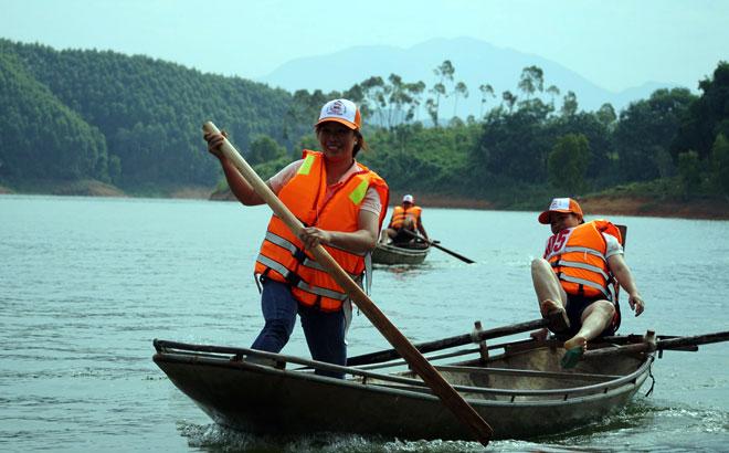 Tranh vẽ cảnh bình minh yên ả trên biển đảo Việt Nam với thuyền nan