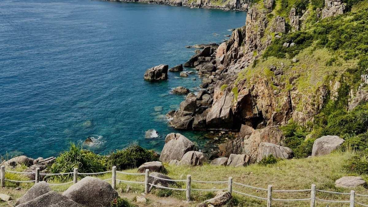 Bức tranh vẽ biển đảo với ngọn hải đăng sừng sững trên ghềnh đá