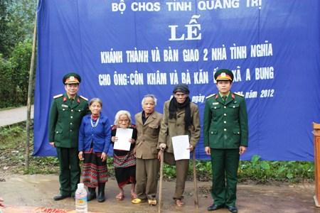 Tranh vẽ chú bộ đội giúp đỡ nhân dân thu hoạch mùa màng ấm áp tình quân dân