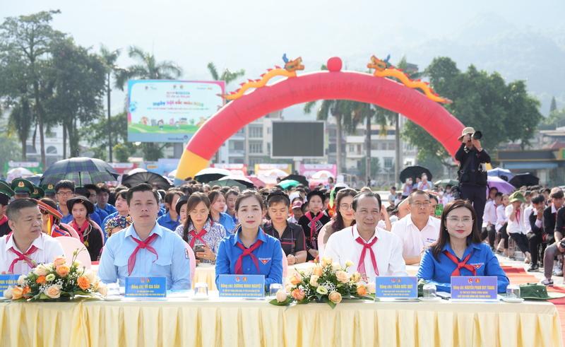 Vẽ tranh chủ đề bộ đội vui chơi cùng các em thiếu nhi trong ngày lễ quốc gia