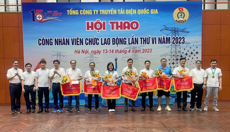 Tranh vẽ chơi cầu lông ghi lại khoảnh khắc vận động viên thi đấu đầy sống động và kỹ thuật