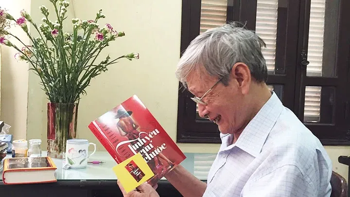 Bức tranh chân dung chú bộ đội với nụ cười hiền hậu gần gũi và thân thương bên đồng đội