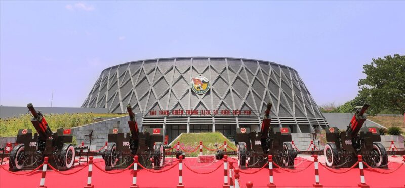 Bức tranh vẽ chiến thắng Điện Biên Phủ hào hùng tái hiện khí thế lịch sử dân tộc