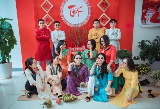 Khám phá vẻ đẹp tranh vẽ chủ đề Tết truyền thống Tranh vẽ chủ đề Tết tái hiện không khí chợ Tết miền Bắc nhộn nhịp với hoa đào và câu đối đỏ
