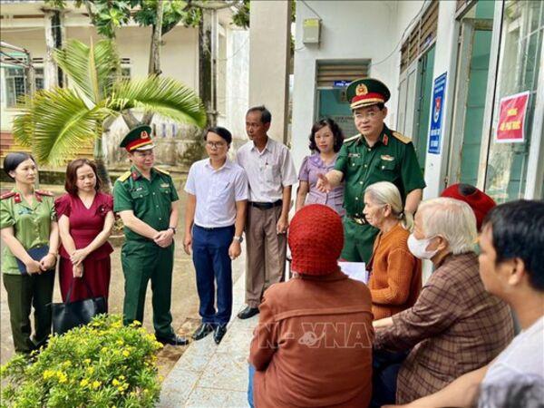 Tranh vẽ các chú bộ đội đang vui vẻ giúp đỡ người dân nông thôn thu hoạch lúa