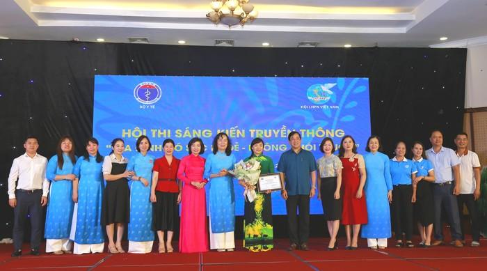 Tranh vẽ cuộc sống không khói thuốc với hình ảnh gia đình hạnh phúc, khỏe mạnh vui đùa