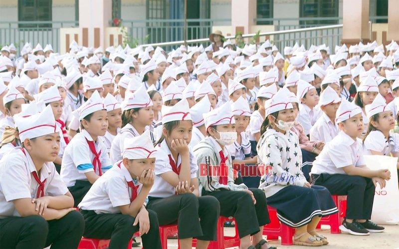 Nét vẽ tranh nét đẹp đội viên trang nghiêm trong buổi lễ chào cờ đầu tuần