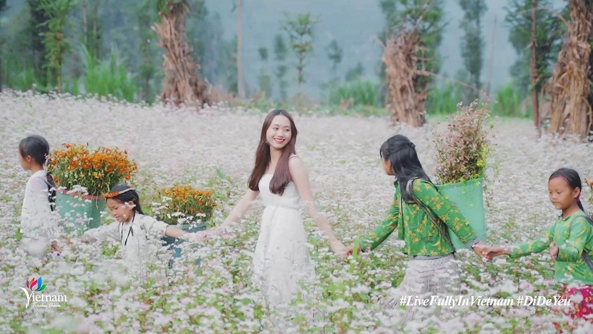 Tranh vẽ gia đình ba thế hệ cùng nhau đi du xuân trong ngày Tết cổ truyền Việt Nam