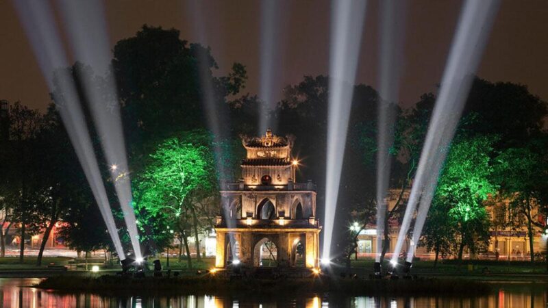 Vẽ tranh Hà Nội trong mắt em với hình ảnh Hồ Gươm Tháp Rùa cổ kính và cầu Thê Húc đỏ son