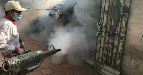 Tranh vẽ cảnh người dân đang dọn dẹp vệ sinh môi trường, lật úp chum vại và ngủ màn để phòng chống sốt xuất huyết