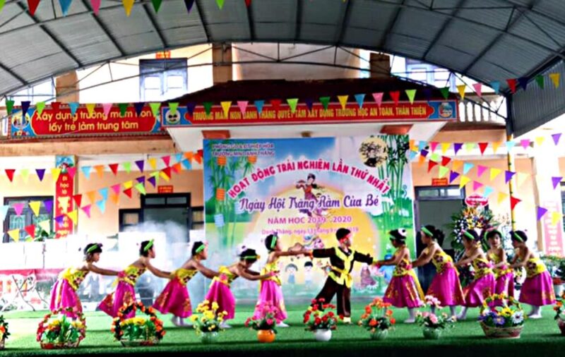 Bức tranh vẽ không khí lễ hội trung thu rộn ràng với trẻ em rước đèn và múa lân