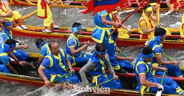 Bức tranh vẽ lễ hội lớp 9 tái hiện không khí rộn ràng của ngày hội làng truyền thống