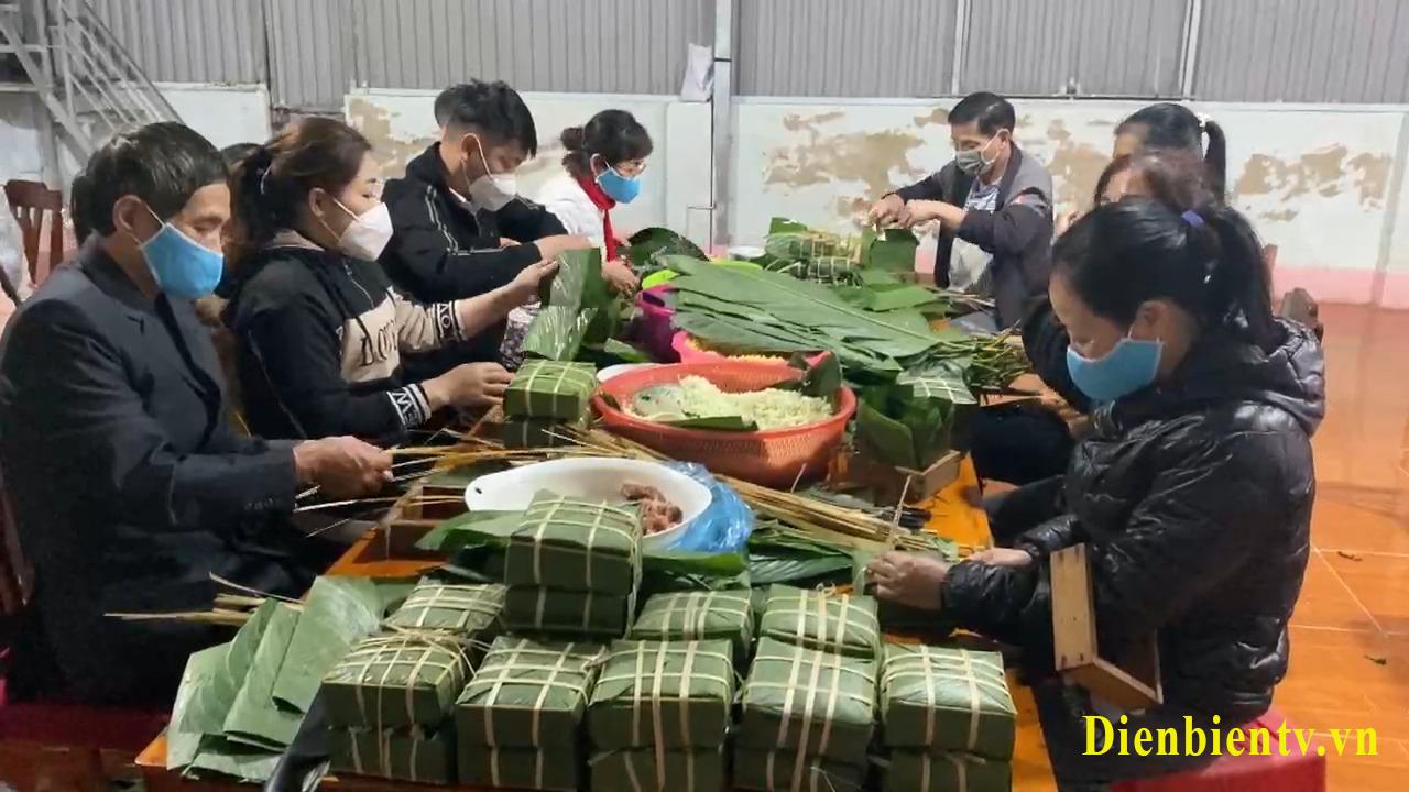 Tranh vẽ gia đình ba thế hệ quây quần gói bánh chưng ngày Tết, một nét đẹp văn hóa truyền thống ấm áp và ý nghĩa.