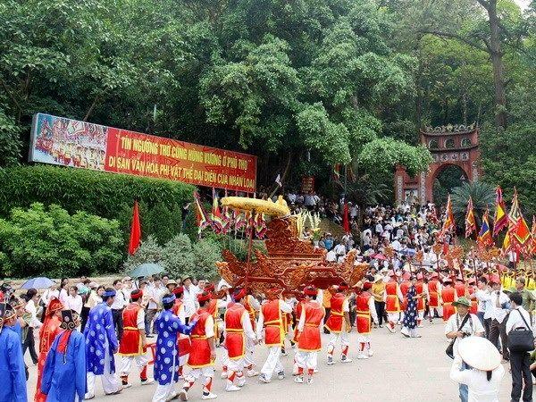 Khơi Nguồn Cảm Hứng Vẽ Tranh Lễ Hội Quê Em Sống Động Tranh vẽ lễ hội quê em tập trung vào các hoạt động đặc sắc như múa rồng hoặc rước kiệu