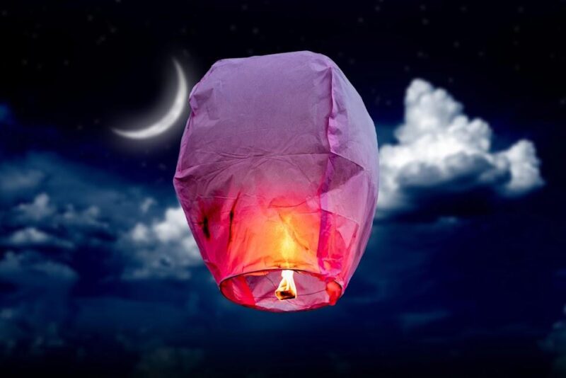 Khám Phá Vẻ Đẹp **Vẽ Tranh Đề Tài Lễ Hội Thả Đèn Trời** Bức tranh vẽ đề tài lễ hội thả đèn trời lung linh huyền ảo trong đêm với ngàn ánh nến
