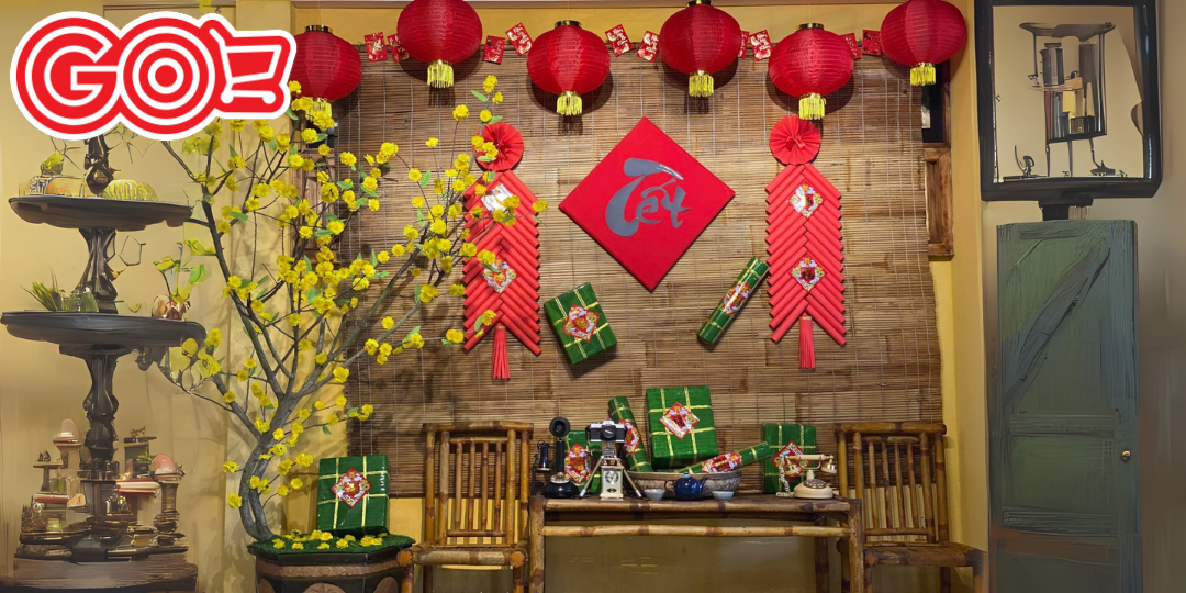 Tranh vẽ linh vật của năm cùng câu đối đỏ mang ý nghĩa may mắn và tài lộc cho ngày Tết Nguyên Đán