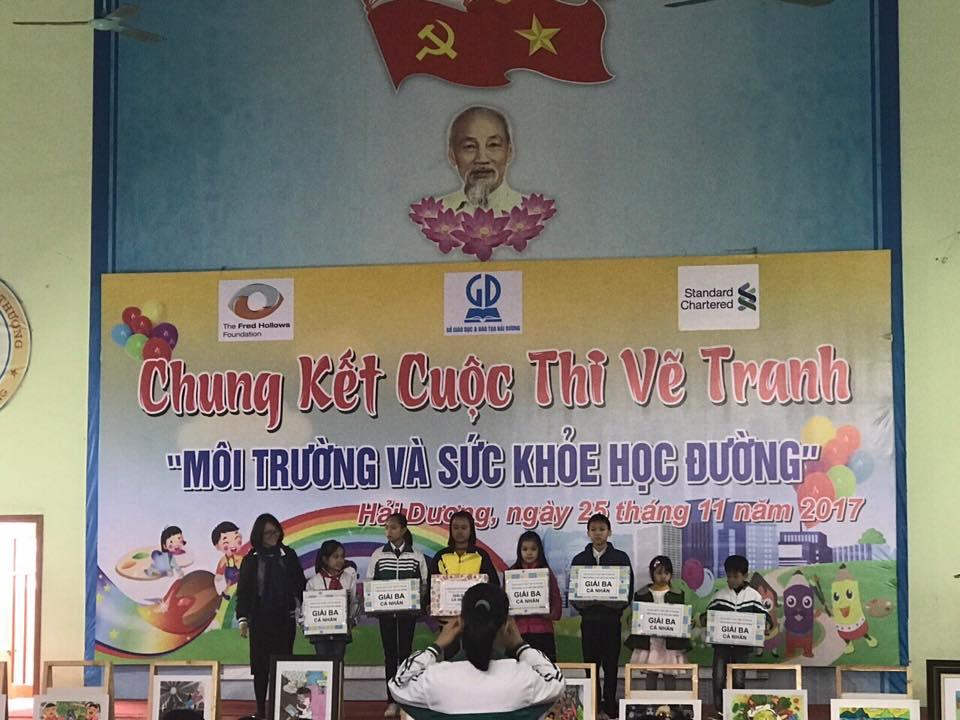 Bức tranh vẽ các em thiếu nhi đang vui vẻ trồng cây xanh bảo vệ môi trường