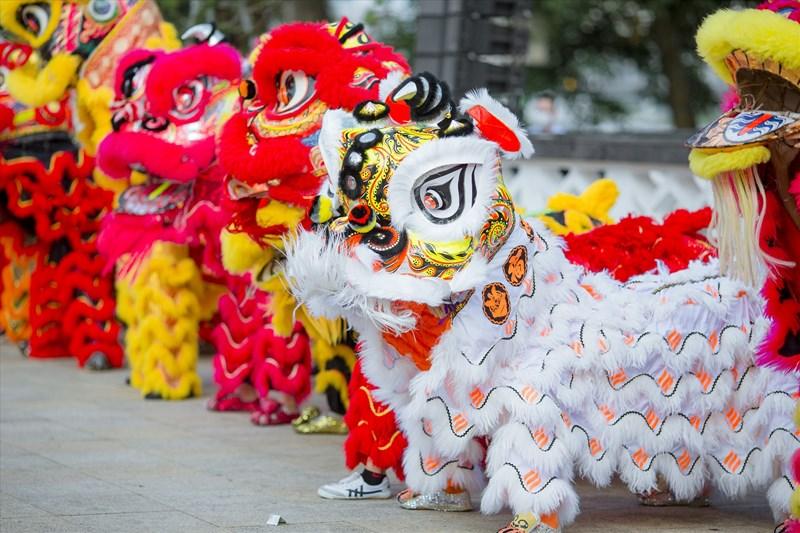 Tranh vẽ đoàn múa lân sư rồng rộn ràng đường phố đêm Trung Thu