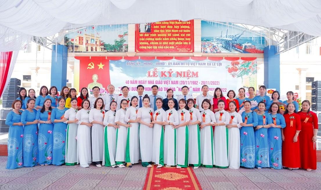 Bức tranh vẽ ngày hội sắc màu với trẻ em đang vui đùa hồn nhiên, ngập tràn không khí hạnh phúc và rực rỡ