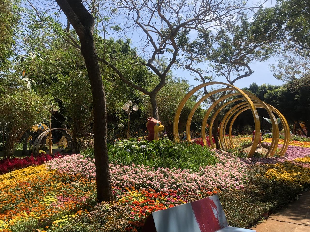 Bức tranh vẽ ngày tết đơn giản với hoạt động múa lân sư rồng trên đường phố ngày xuân