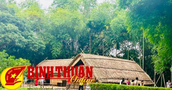 Bức tranh vẽ ngôi nhà tranh đơn sơ mộc mạc giữa khu vườn quê hương thanh bình Việt Nam