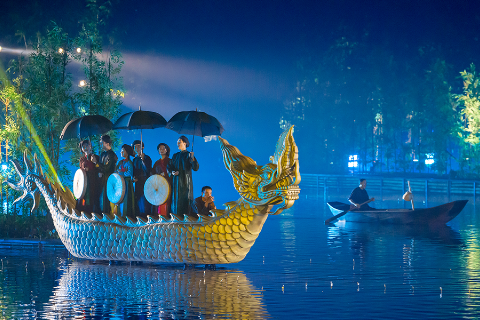 Bức tranh vẽ phong cảnh đồng quê Việt Nam thanh bình với hình ảnh người nông dân đang gặt lúa dưới ánh nắng vàng