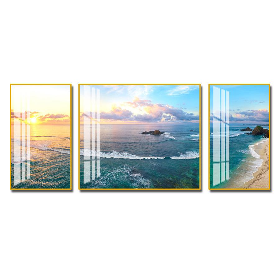 Bức tranh vẽ phong cảnh thiên nhiên biển cả với sóng vỗ bờ cát và mây trời