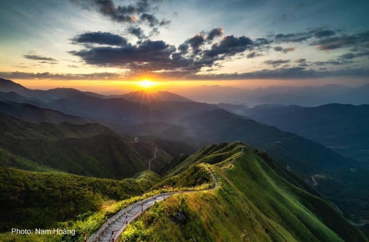 Bức tranh vẽ phong cảnh Việt Nam tươi đẹp với ruộng bậc thang và núi non hùng vĩ, màu sắc rực rỡ