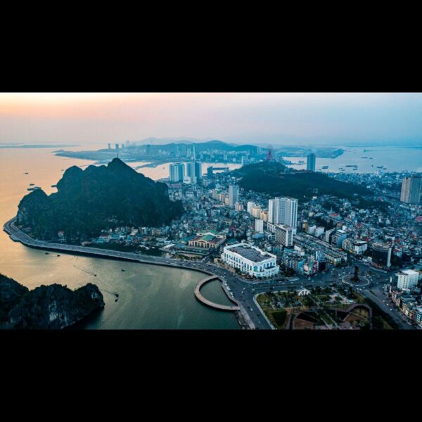 Bức tranh phong cảnh Vịnh Hạ Long hùng vĩ với những đảo đá vôi nhấp nhô trên mặt nước xanh biếc