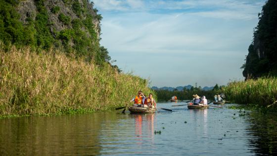 Bức tranh vẽ quê hương Việt Nam bằng màu nước với dòng sông và thuyền nan thơ mộng