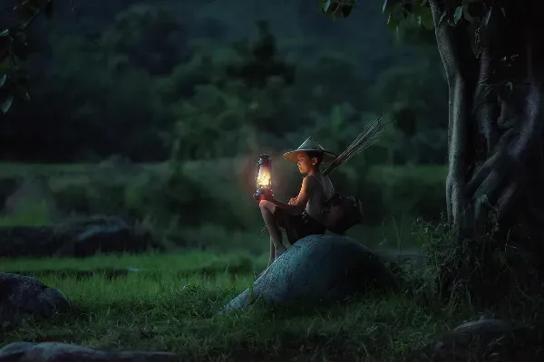 Khám Phá Cách Vẽ Tranh Quê Hương Đất Nước Đơn Giản Bức tranh vẽ quê hương đất nước đơn giản với cánh đồng lúa chín vàng và người nông dân