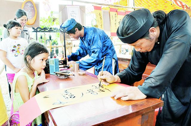 Tranh vẽ ngày Tết với hình ảnh bánh chưng xanh và câu đối đỏ ý nghĩa ngày xuân