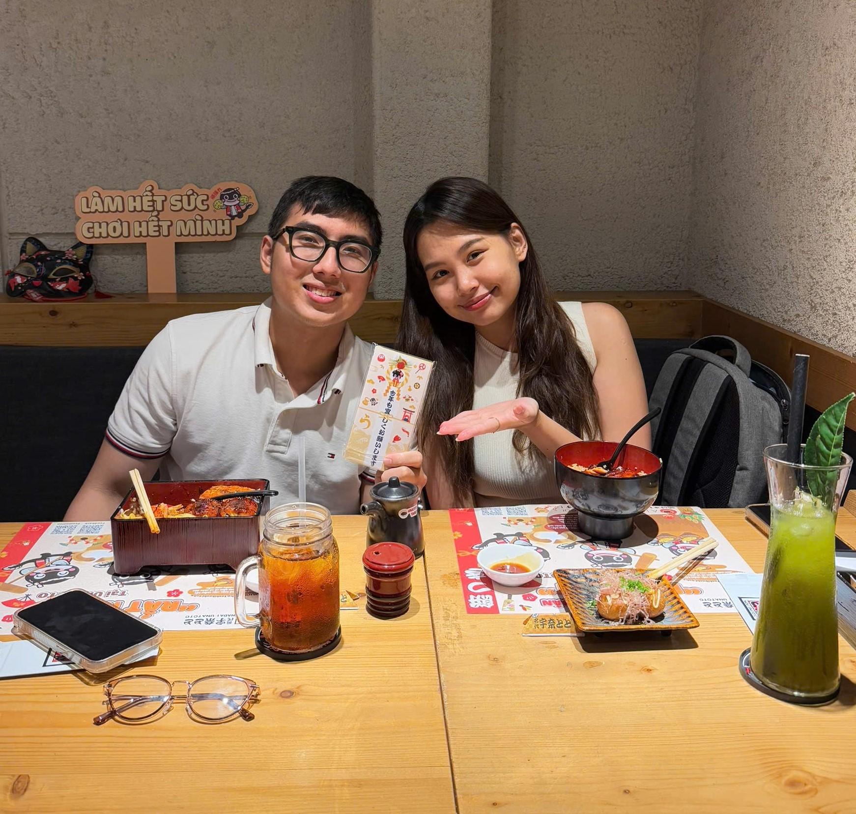 vẽ tranh tết đơn giản khoảnh khắc trẻ em vui tươi nhận lì xì đỏ may mắn