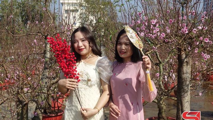 Tranh vẽ cảnh du xuân ngày Tết, con cháu trong tà áo dài truyền thống chúc Tết ông bà