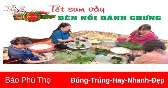 Bức tranh Tết gia đình Việt Nam sum vầy bên nồi bánh chưng xanh ngày Tết nghi ngút khói