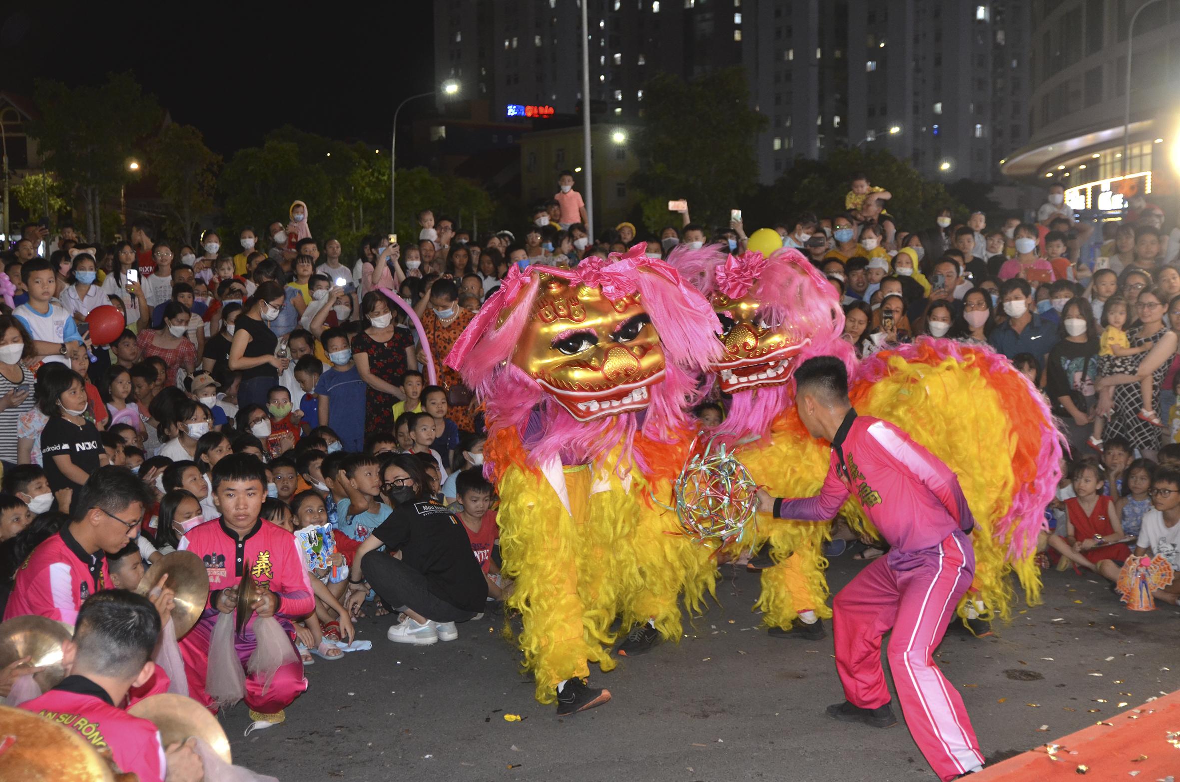 Tranh vẽ tết trung thu cảnh trẻ em vui vẻ rước đèn lồng đêm hội trăng rằm