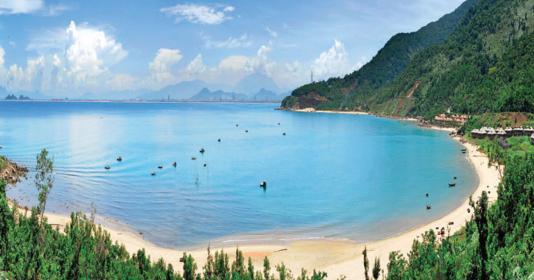Tranh thiếu nhi vui chơi kỳ nghỉ hè: bé xây lâu đài cát, nô đùa với sóng biển.